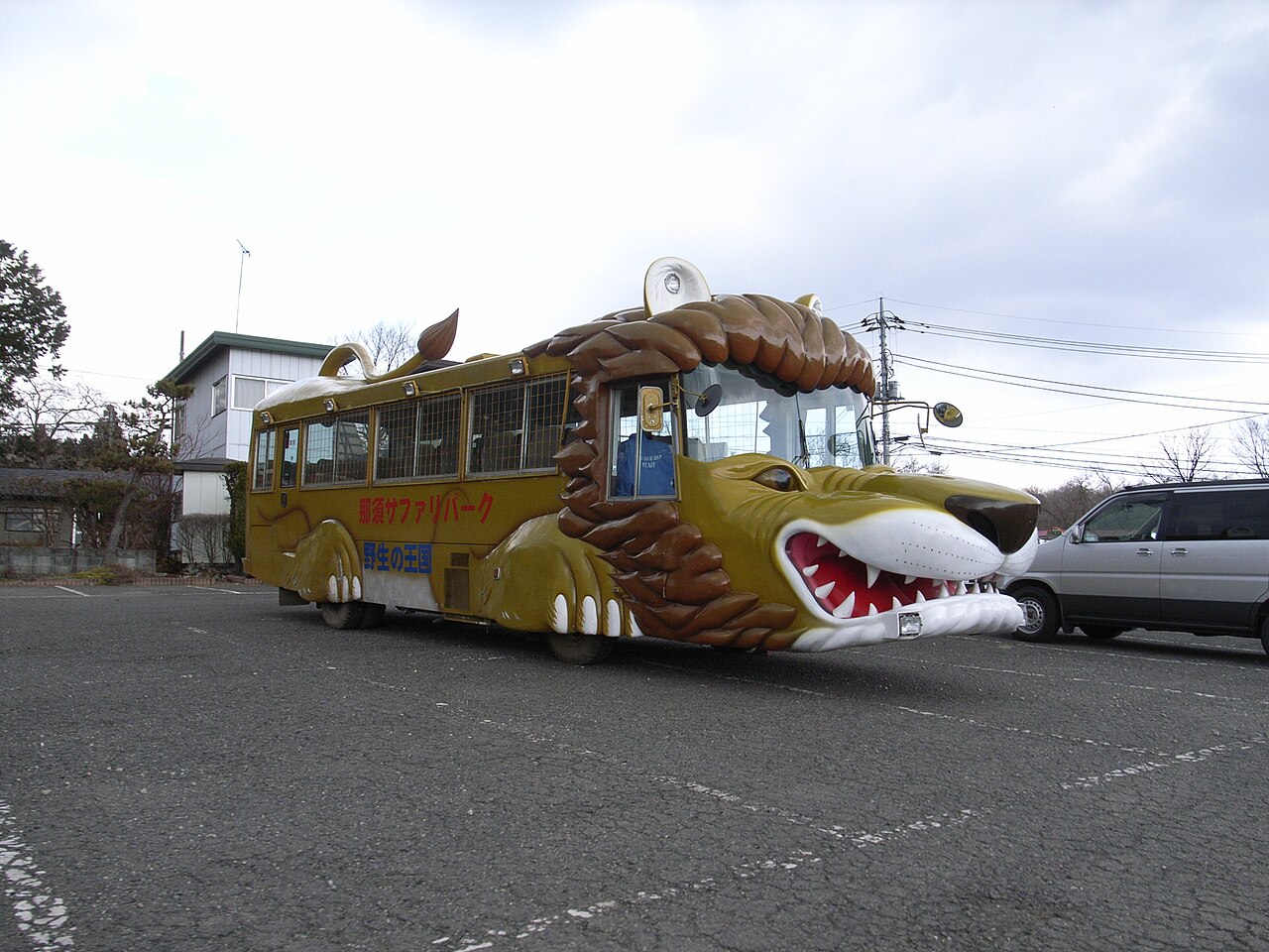 Nasu Safari Park lion-shaped feeding bus with guests looking out the windows